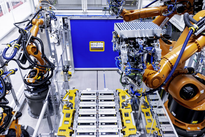 Mercedes-EQ startet Produktion von Batteriesystemen für den EQS und baut Elektro-Kompetenz weiter ausMercedes-EQ starts production of battery systems for the new EQS and expands EV expertise